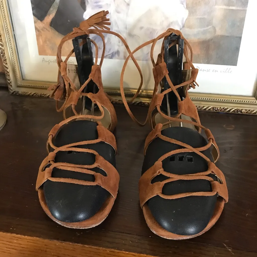 STUART WEITZMAN GLADIATOR STYLE TAN SUEDE SANDALS (35.5) - Image 6