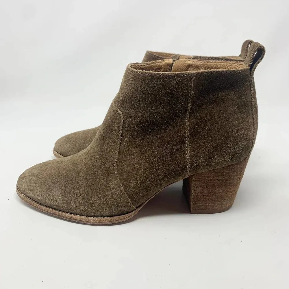 Madewell  The Brenner Heel Boot in Tan Suede‎ - Image 9