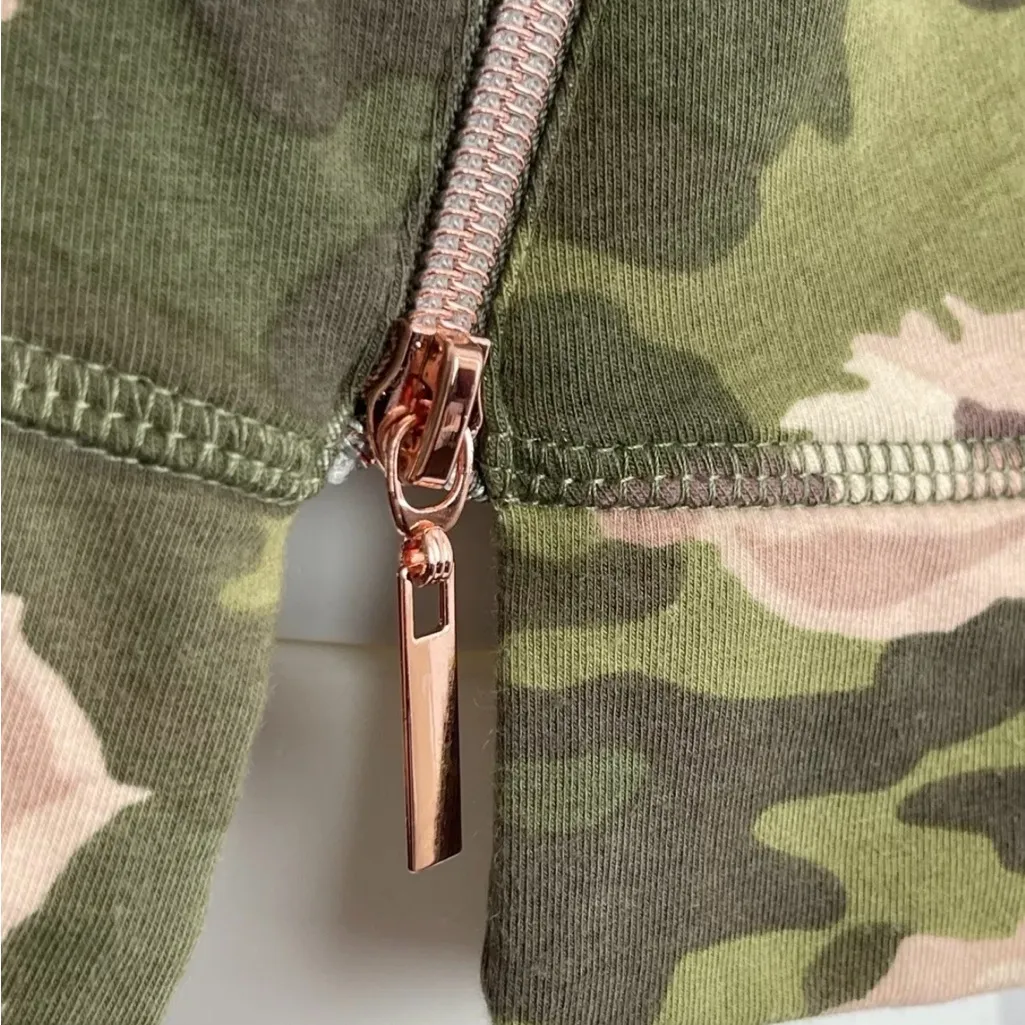 Stella & Dot Green Camo Floral the Zip Sweatshirt Rose Gold Zipper Size Small - Image 6