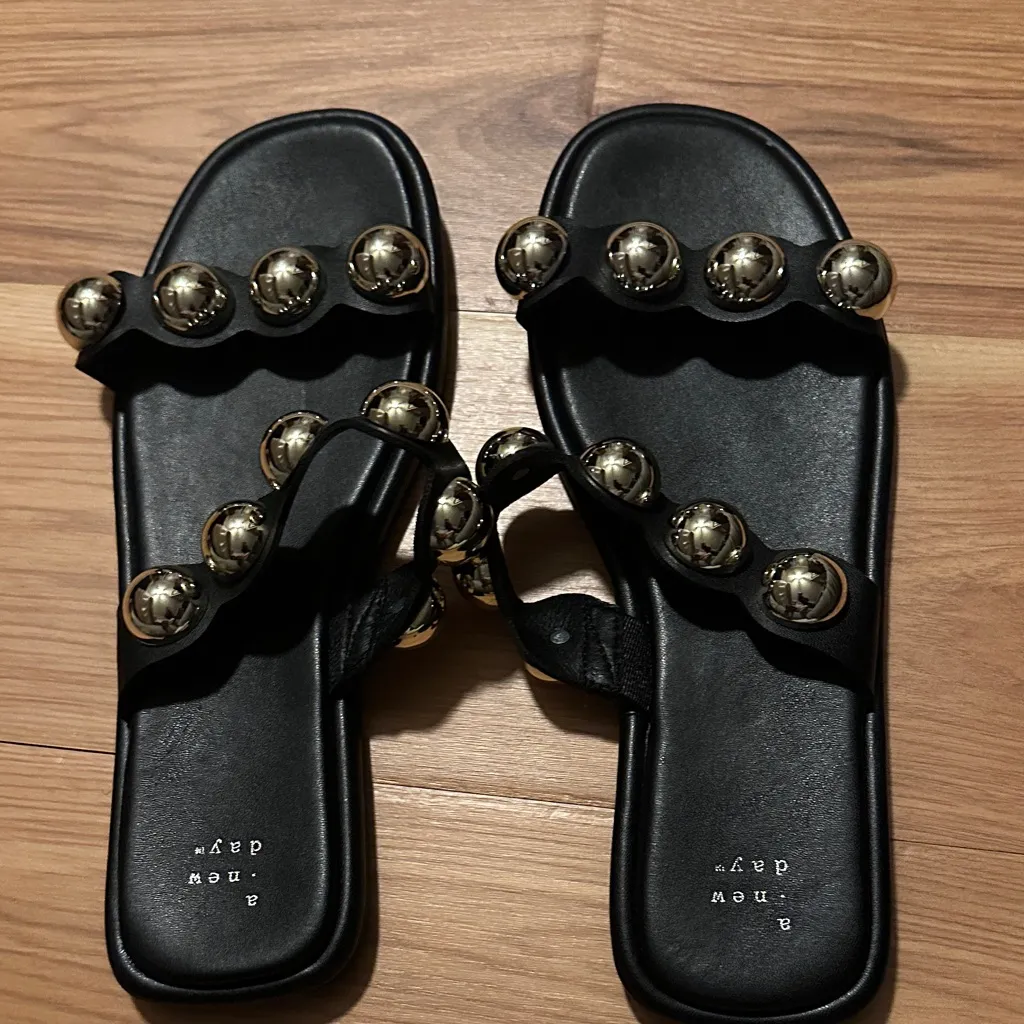 a new day Black Sandals with Gold Accents Sz10 - Image 2