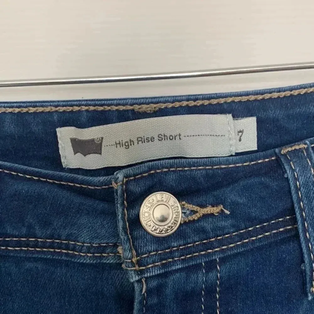 Levi’s High Rise Denim Blue Shorts Size 7 - Image 3