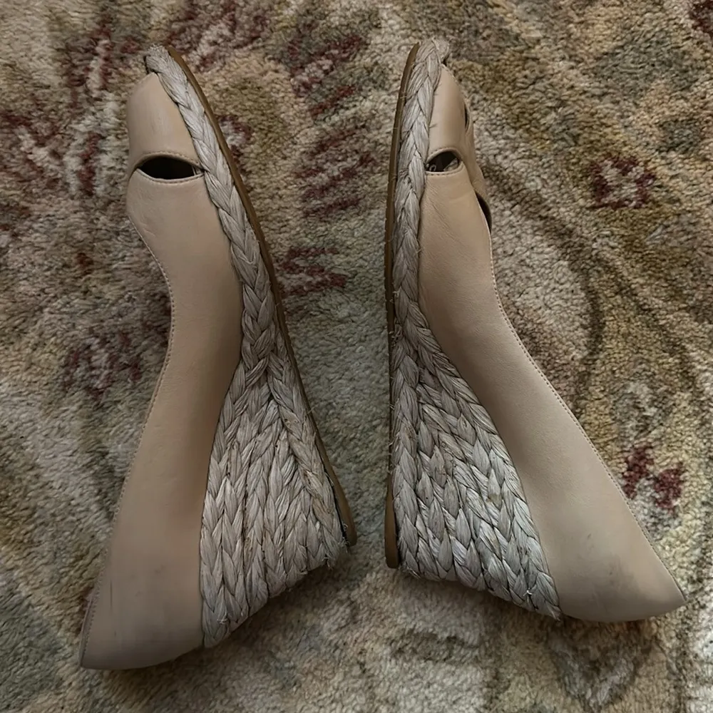 Stuart Weitzman Tan Wedge Sandal with Braided straw Heel Detail sz 9 - Image 6