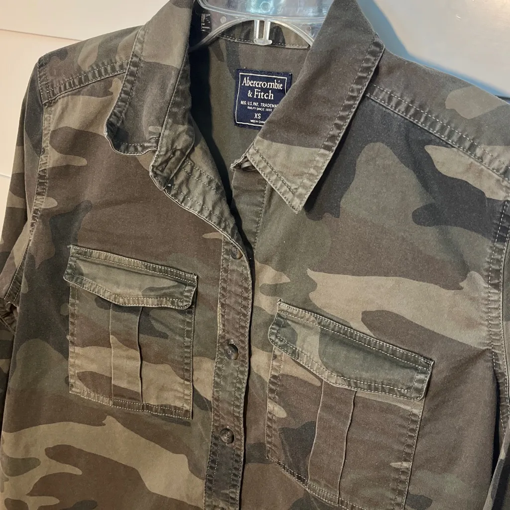Abercrombie and Fitch Women’s Camo Button Down Shirt Size XS - Image 4