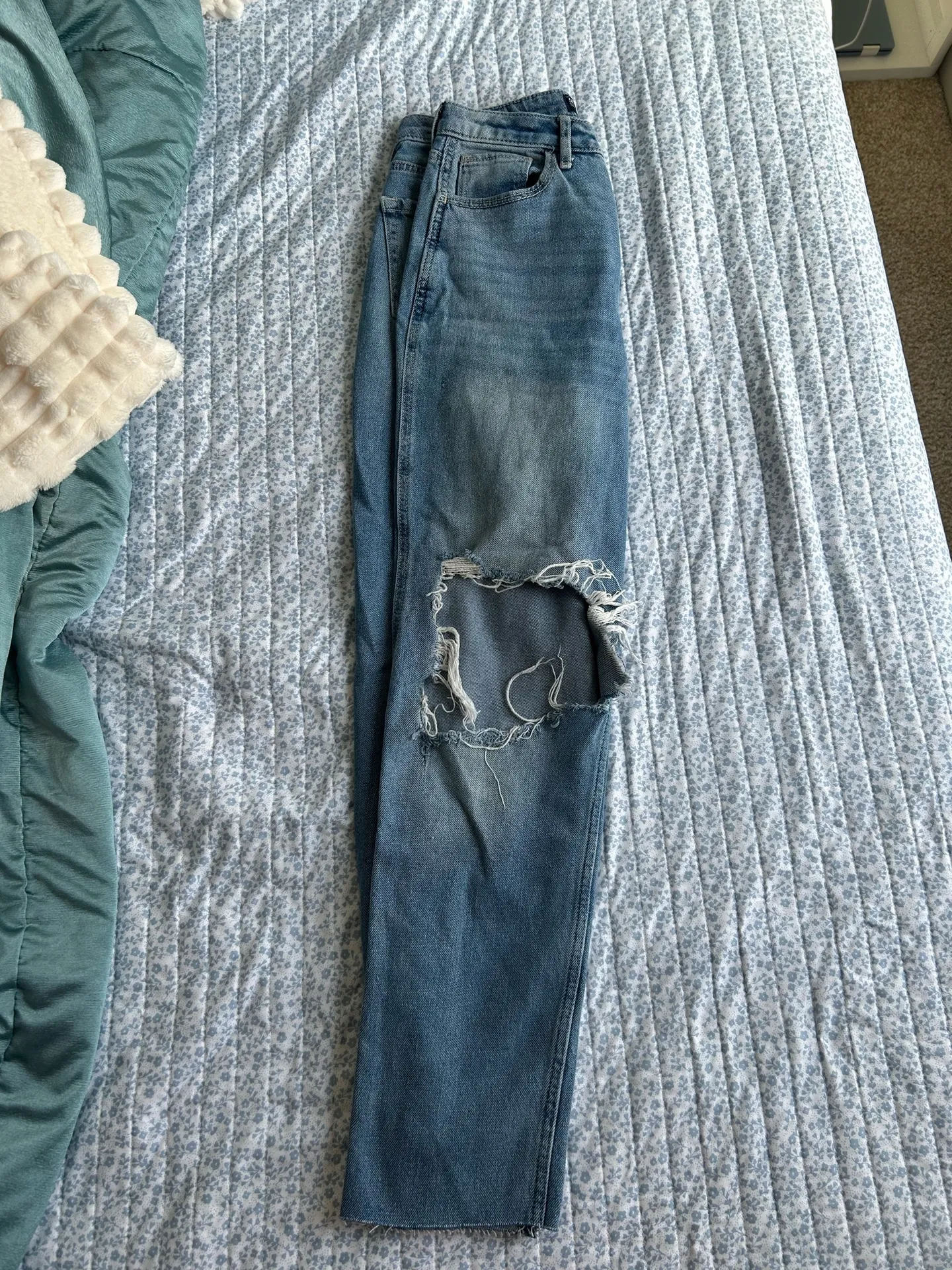 Hollister Curvy High-Rise Mom Jeans - Image 3