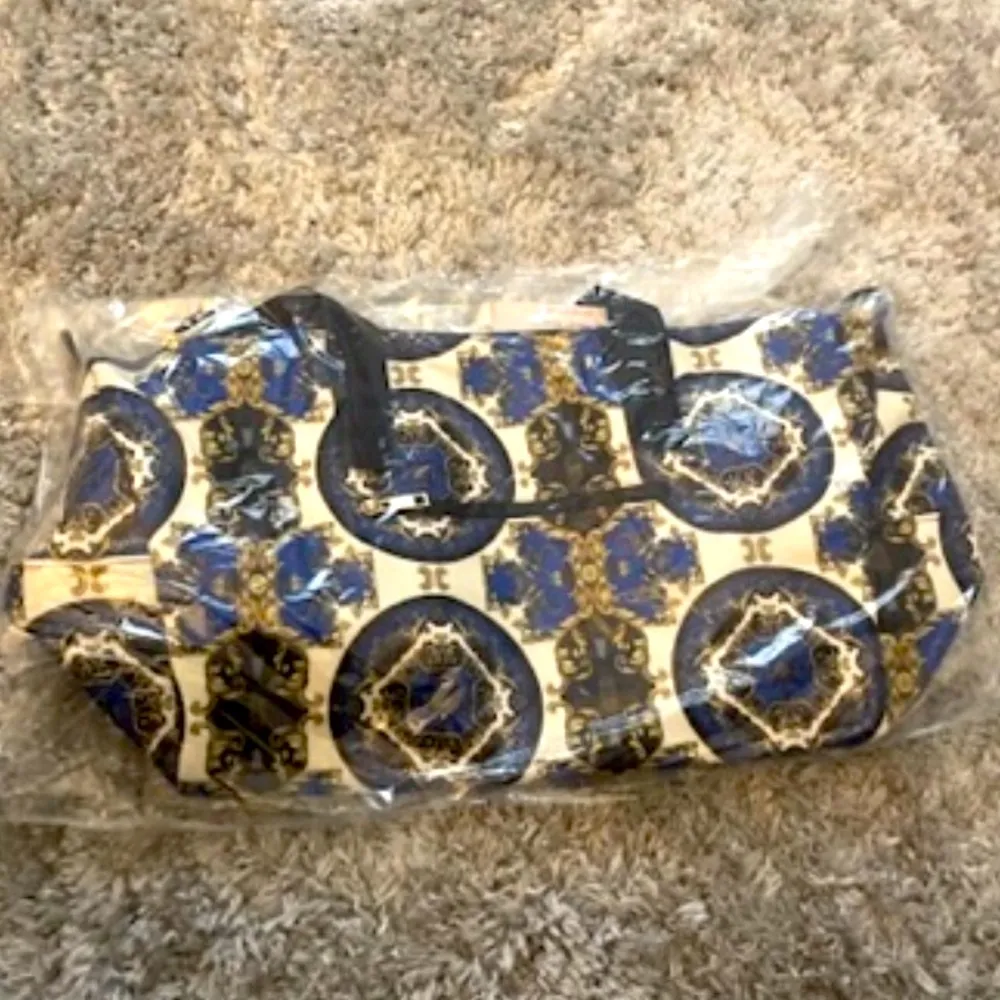 Alice + Olivia Duffle Travel Bag - Image 10