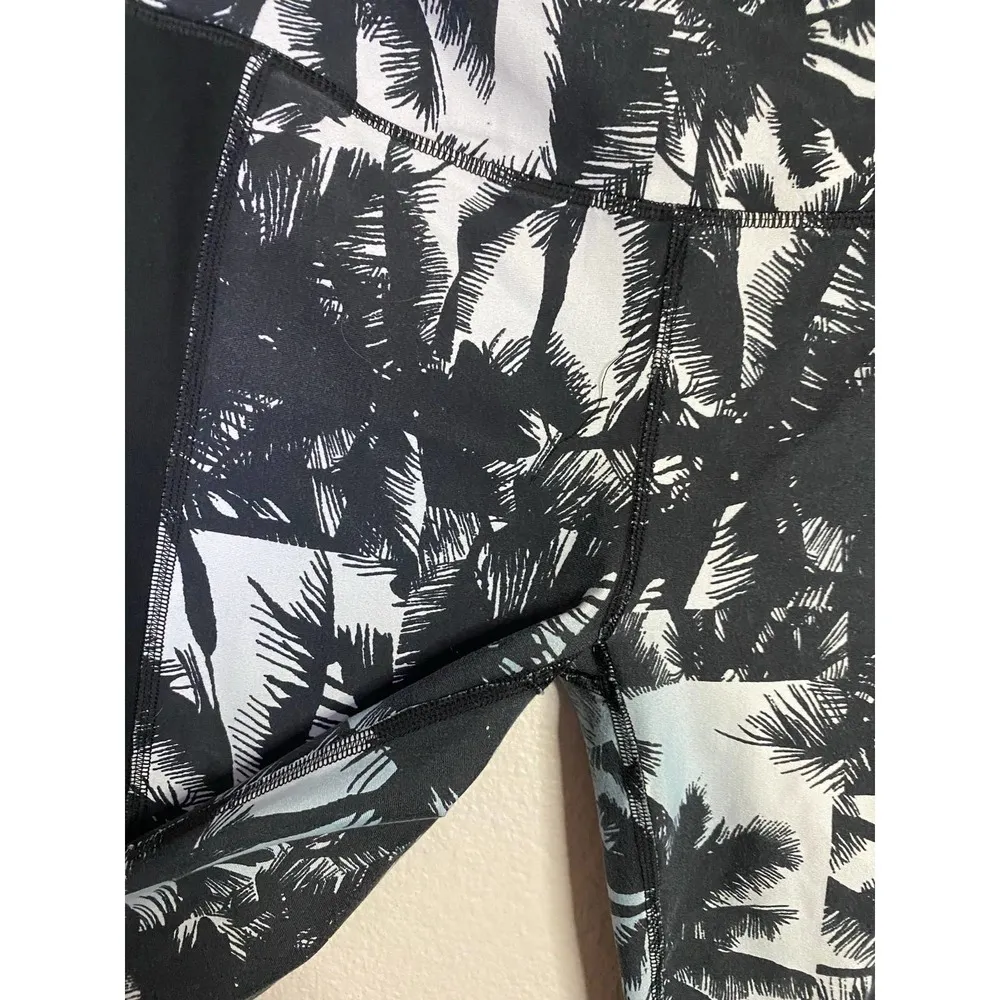 Fabletics Black Penzi Palm Hawaiian Capri Cropped Athletic Leggings Mid Rise M - Image 4