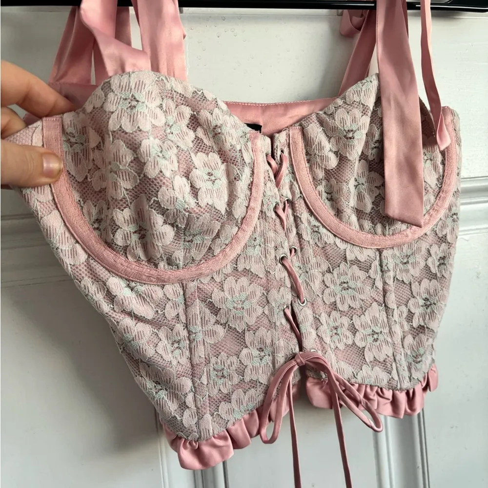 Majorelle pink and white lace corset top size medium - Image 4