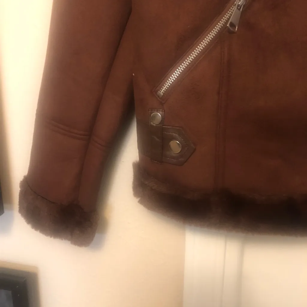 Brown faux suede jacket. Size small - Image 5