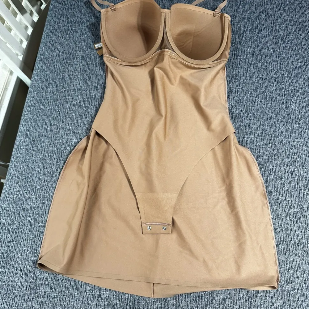 Skims Body Molded Underwire Slip - Image 11