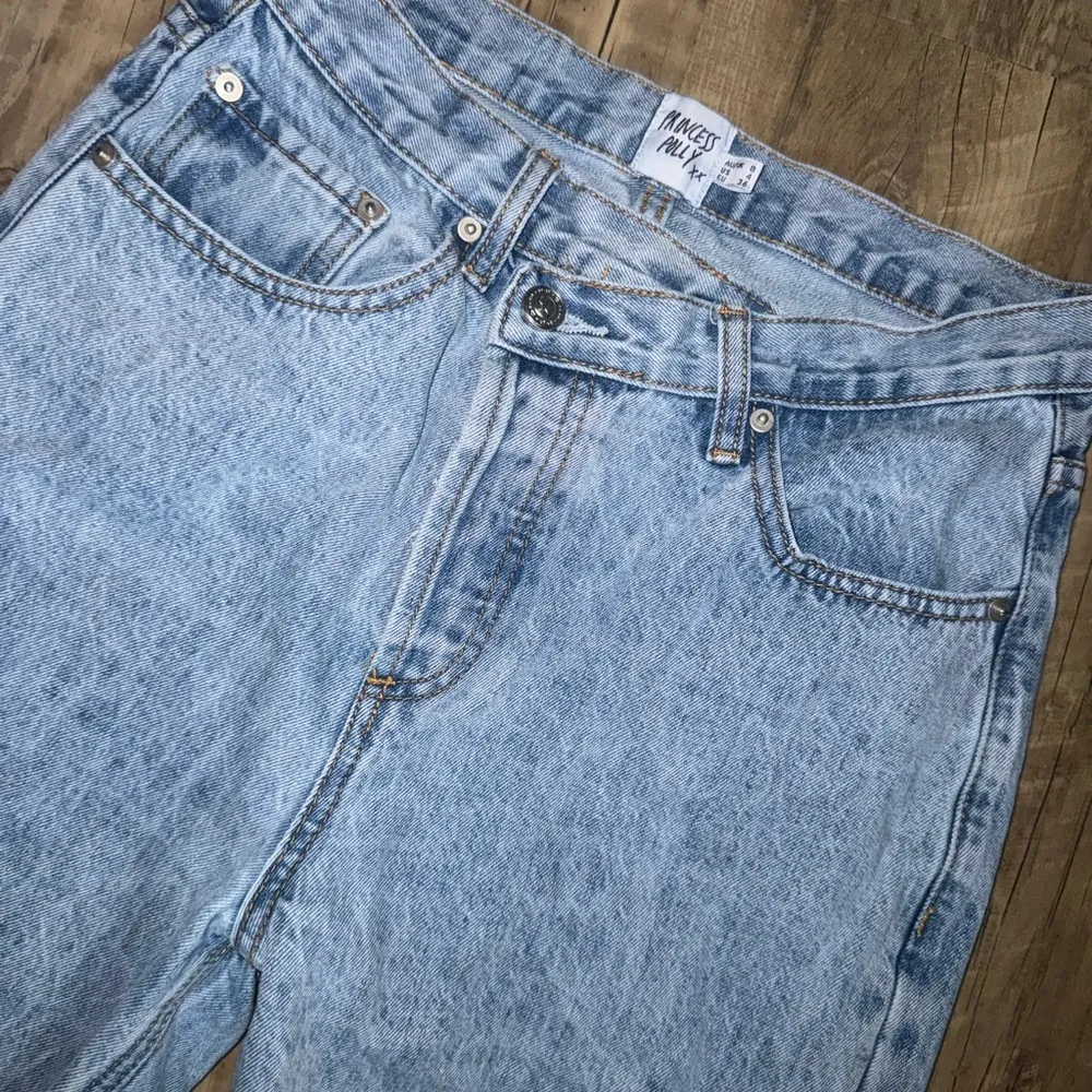 Princess Polly HOLLY Highrise ASYMMETRIC RIPPED LEG JEANS LIGHT WASH DENIM - Image 9