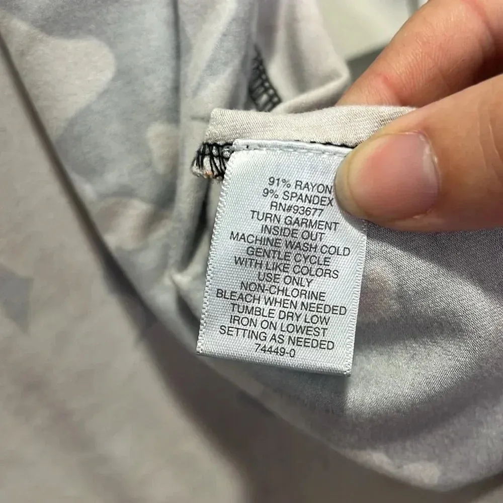 Imperfect dark floral top Liz Claiborne small oversized short sleeved floral top - Image 9