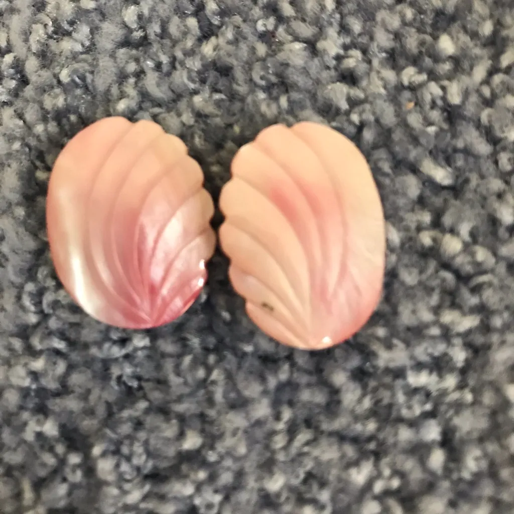 Vintage 60’s pink feather clip on earrings. - Image 2