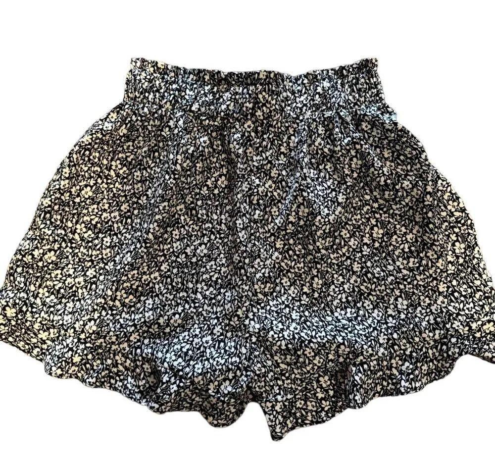 Women’s Paper Bag Ruffled Shorts Size M - Image 3