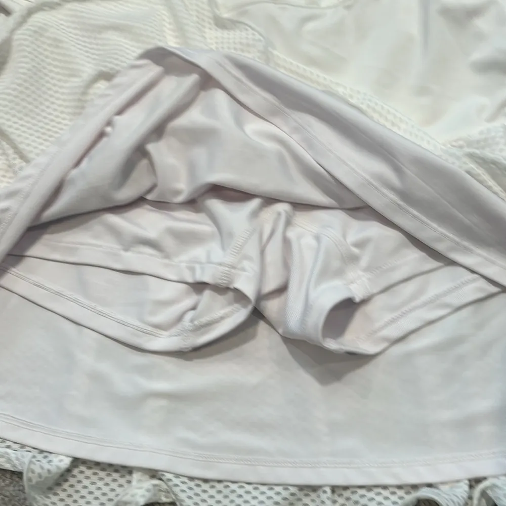 Vineyard Vines Performance athletic skirt with built in shorts - Image 5