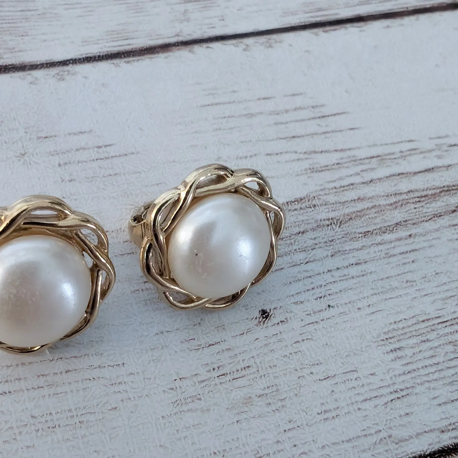 Vintage Clip On Earrings 0.75" Gold Tone Fancy Halo with Cream Center - Image 4