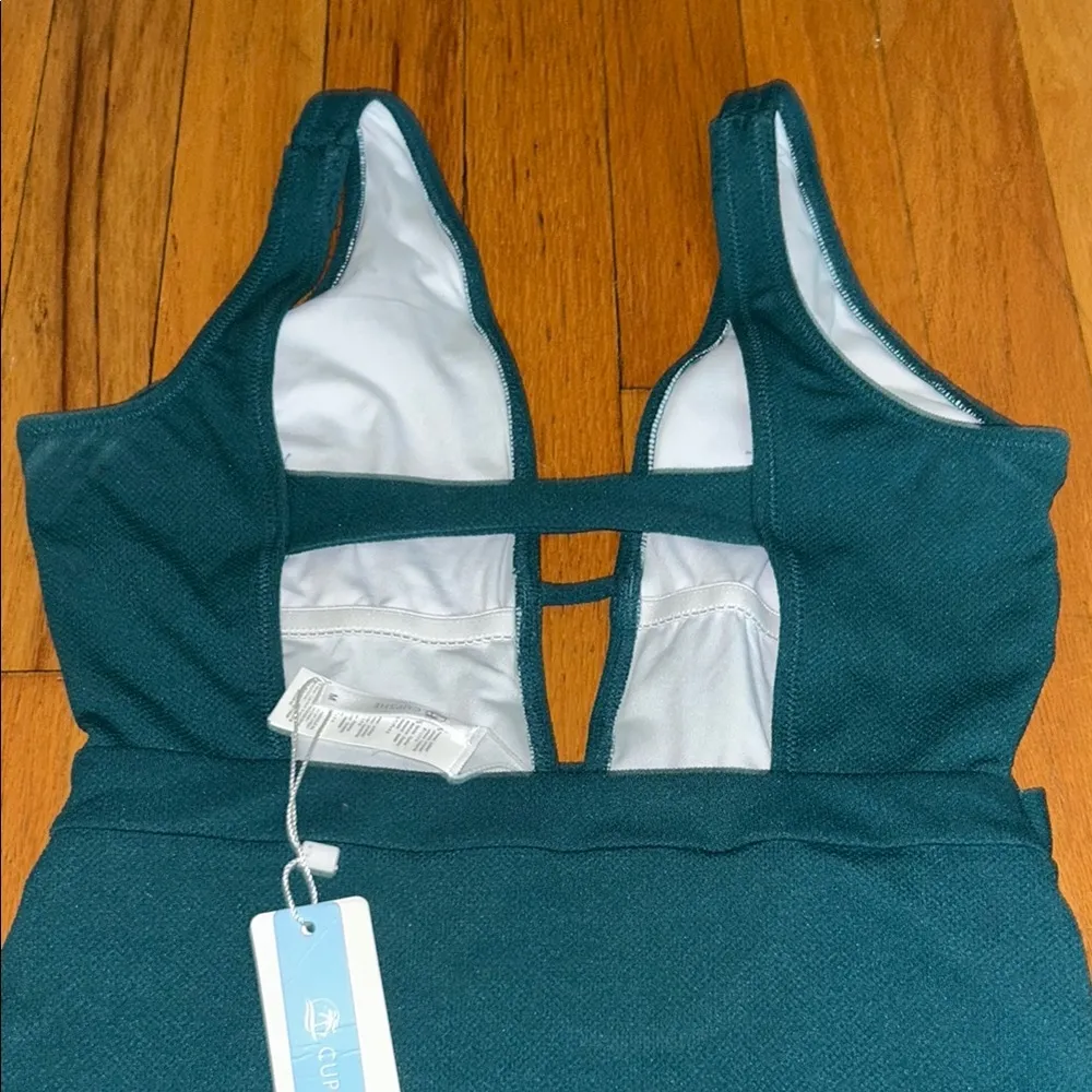 Cupshe green One Piece Swimsuit with Textured Fabric and V-Neckline - Image 5