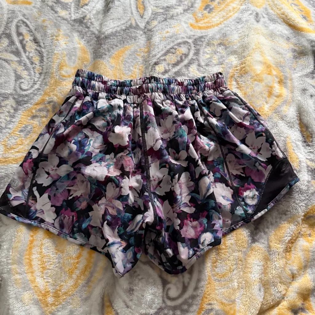 Lululemon Hotty Hot Short 2.5" Utopia Multi / Deep Phantom size 4 - Image 5