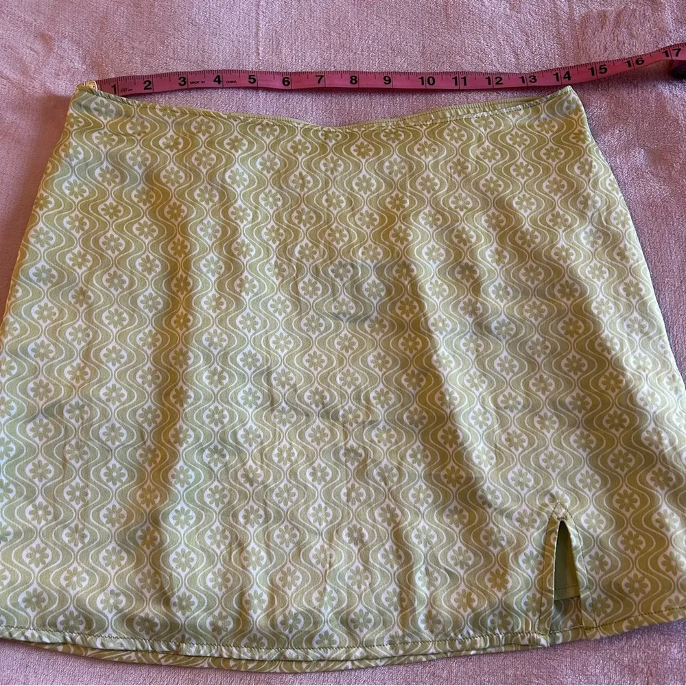 Hollister light green and white floral print silky mini skirt size small retro - Image 7