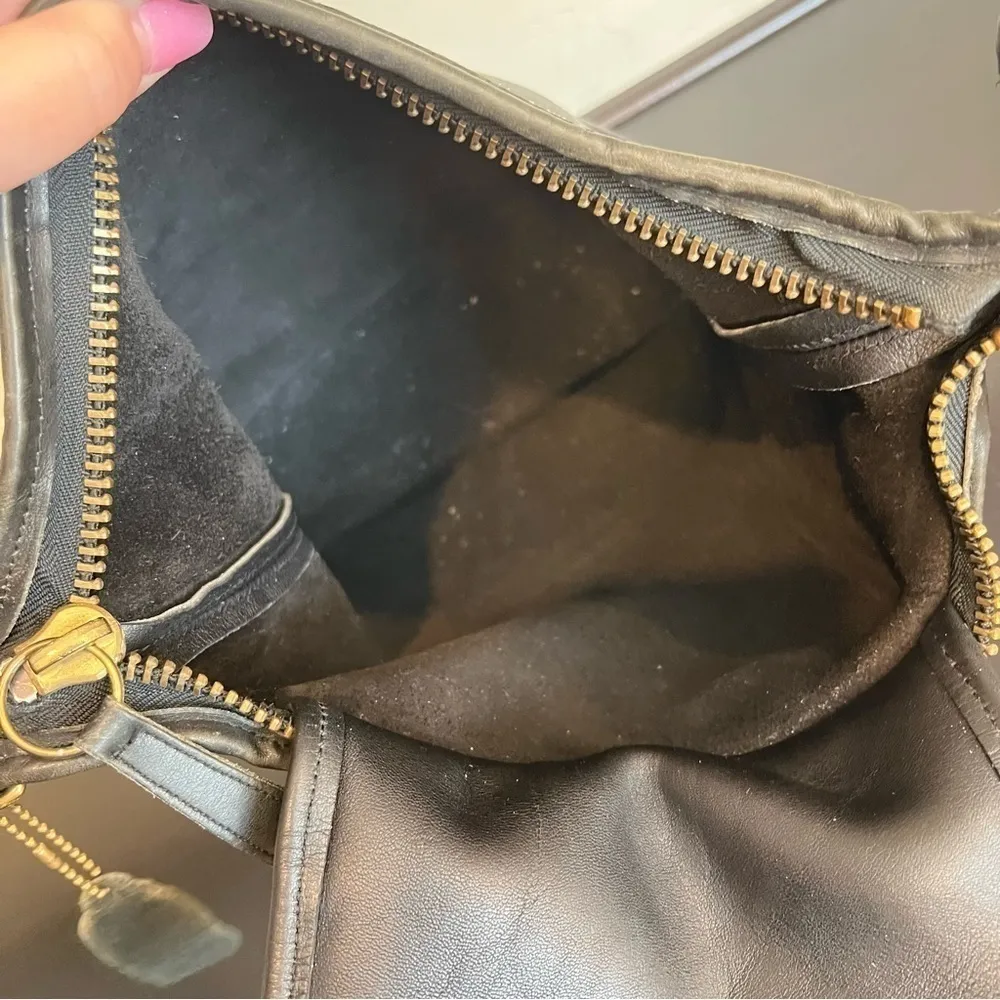 Vintage Coach 1996 medium sized duffle bag with zipper closure, black leather - Image 9