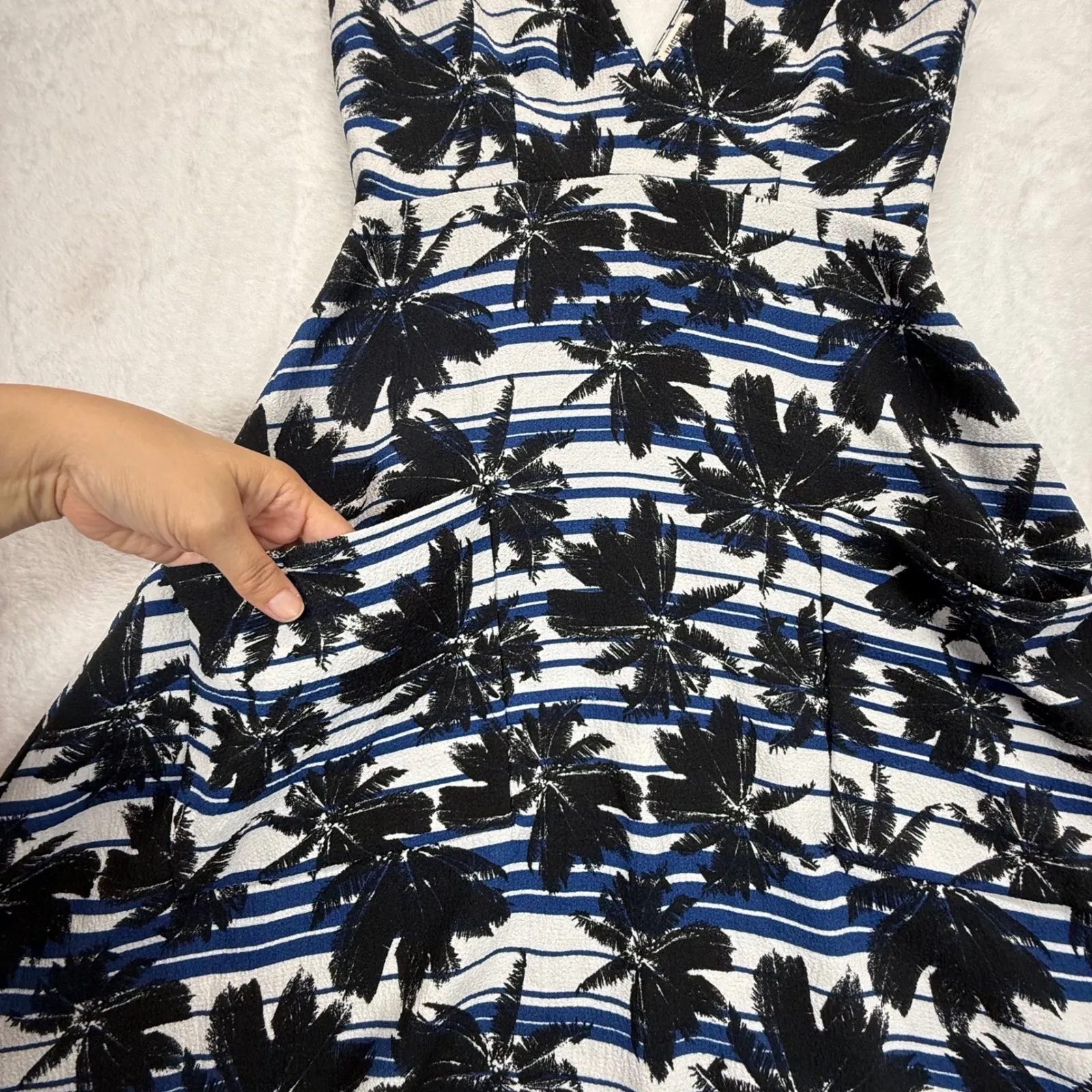 L'AGENCE Fit &‎ Flare Dress Palm Print Sleeveless V-Neck Blue White Size 6 - Image 7
