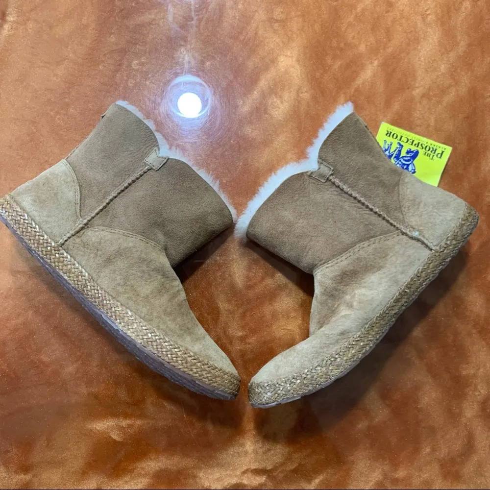 Ugg Garnet Toggle Ankle Booties shearling button tan suede shearling size 6 - Image 9