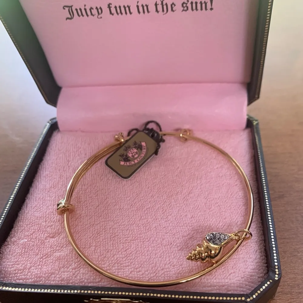 Retro  Pam Gela Gold Seashell Charm Fun in the Sun Bangle Bracelet - Image 3