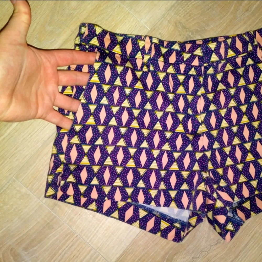 H&M colorful triangular pattern summer shorts - Image 2
