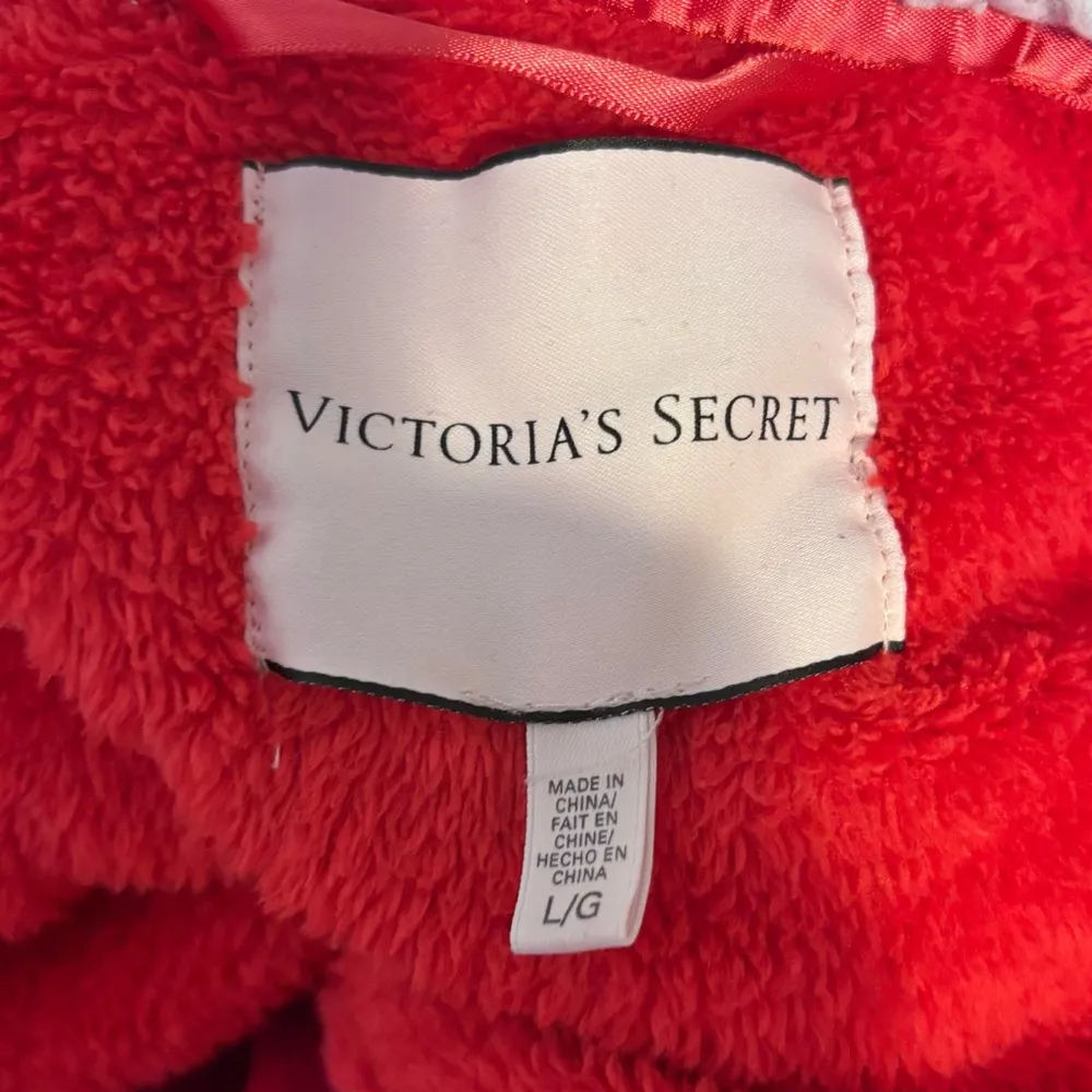 Women’s Victoria's Secret red white plush logo hooded robe size large - Image 9