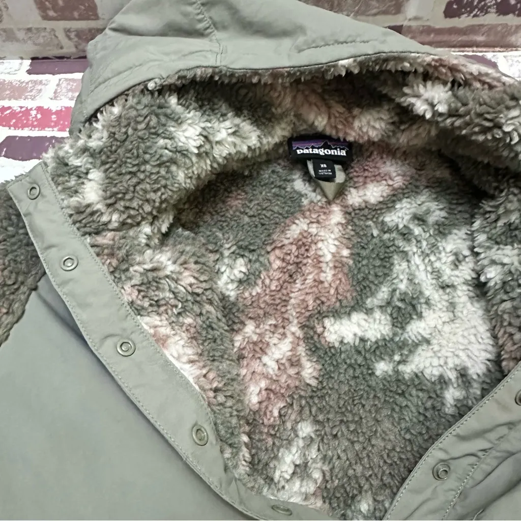 Patagonia Women's Green and Cream Teddy Jacket vintage - Image 15