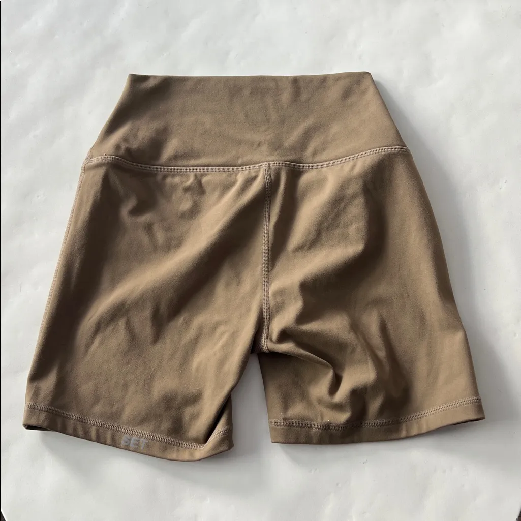 SET ACTIVE Luxform 4" Bike Shorts in Taupe Small - Image 3