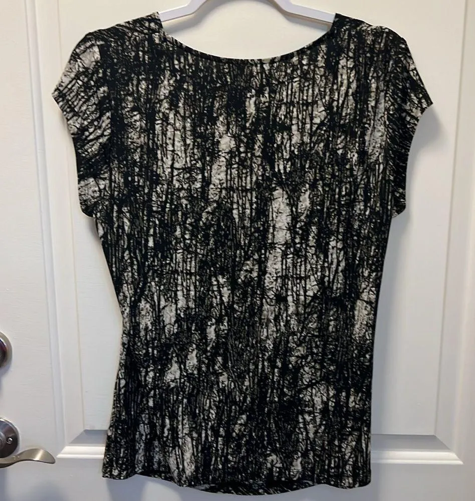 Adrienne Vittadini Black Pattern Cap Sleeve V-Neck Top EUC Size Large - Image 4
