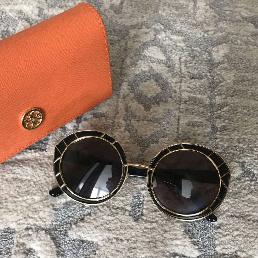 Tory Burch Round Geometric Sunglasses With Case, Black / Gold, Retro - Image 16