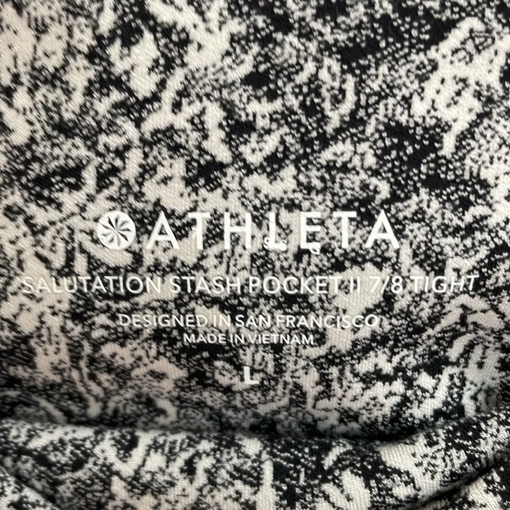 ATHLETA Salutation Stash Pocket II 7/8 Textured Tight in Moonflower Black Size L - Image 14