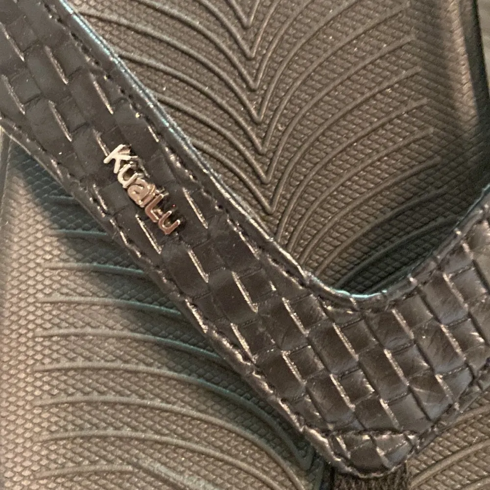 Kualu Black Flip Flops size 9.5 brand new - Image 3