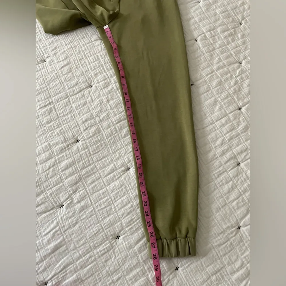 LULULEMON Softstreme Relaxed High-Rise Pant in Bronze Green Size 6 - Image 15