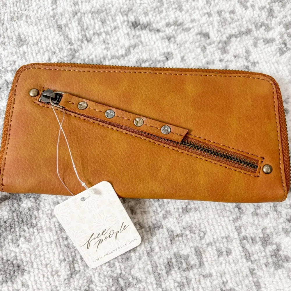 Free People NEW  Distressed Wallet - Image 4