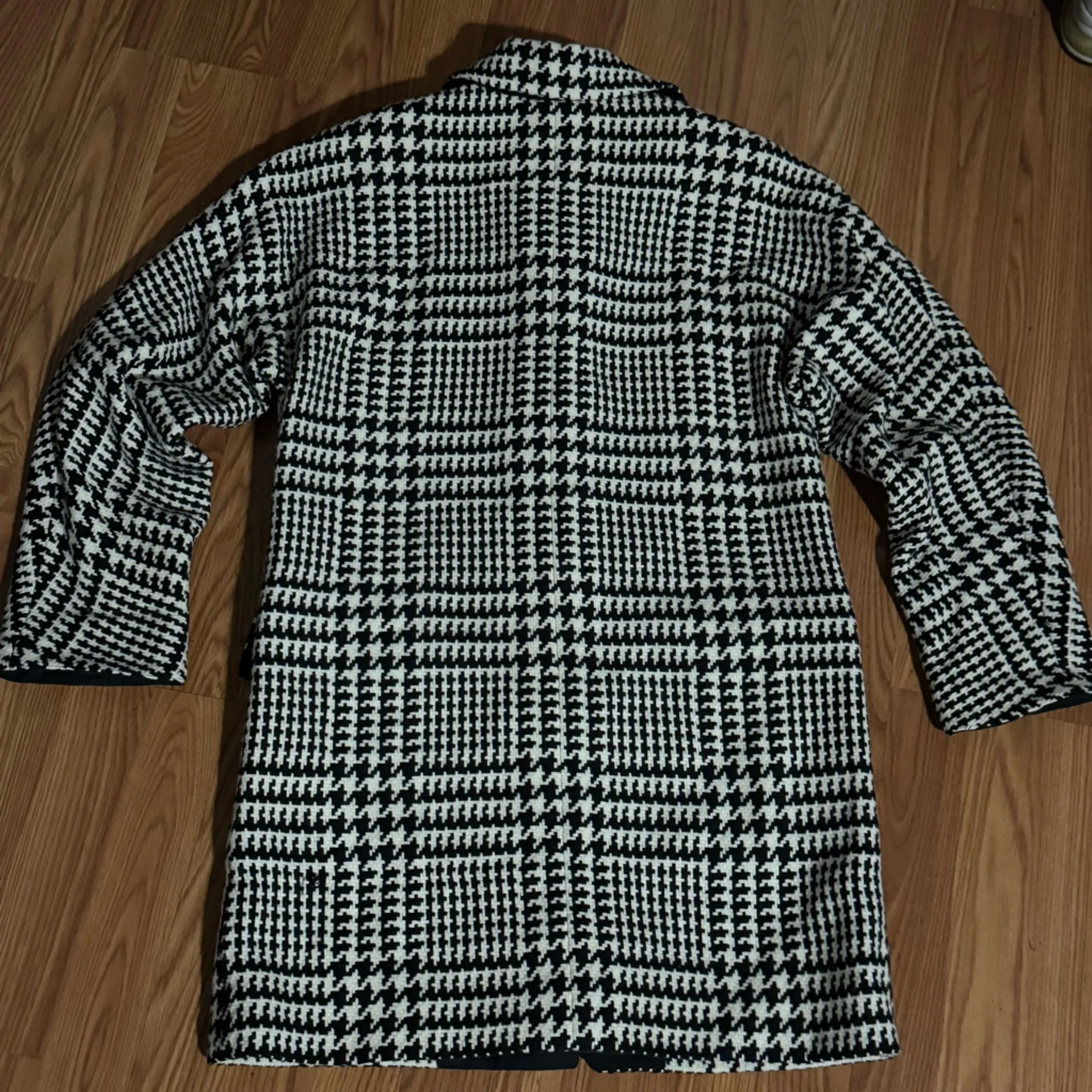 Carlisle Black and White Houndstooth Coat Size Medium. - Image 2