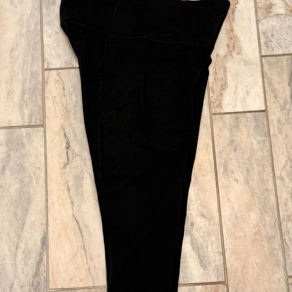 Victoria's Secret Sport women's small black capri leggings - Image 4