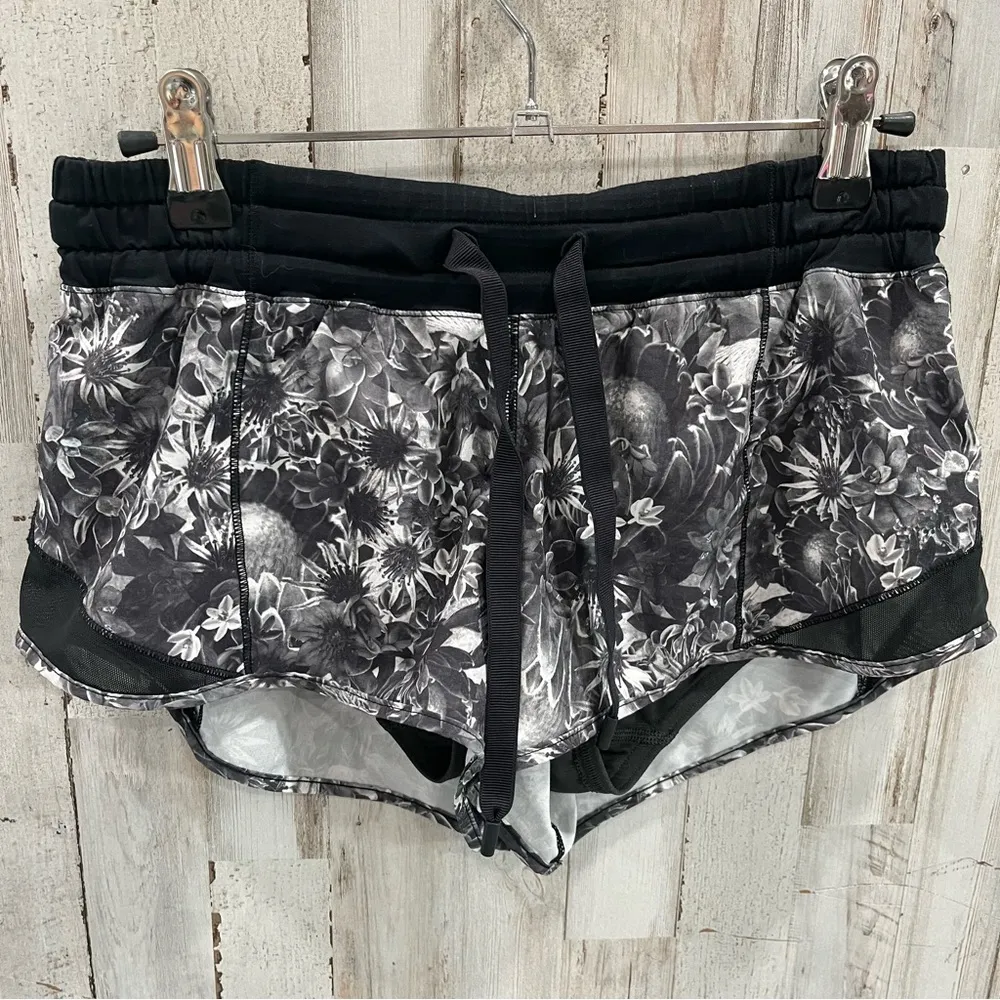 Lululemon Hotty Hot Short Flowabunga Black Angel Wing / Black Womens 4 Lined - Image 3