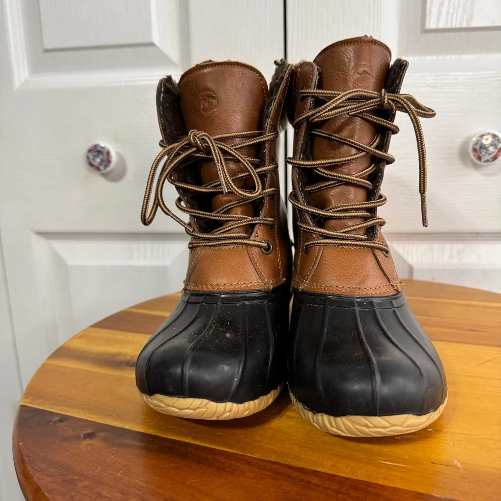 Magellan Outdoor duck leather faux fur lined boots size 6 - Image 4