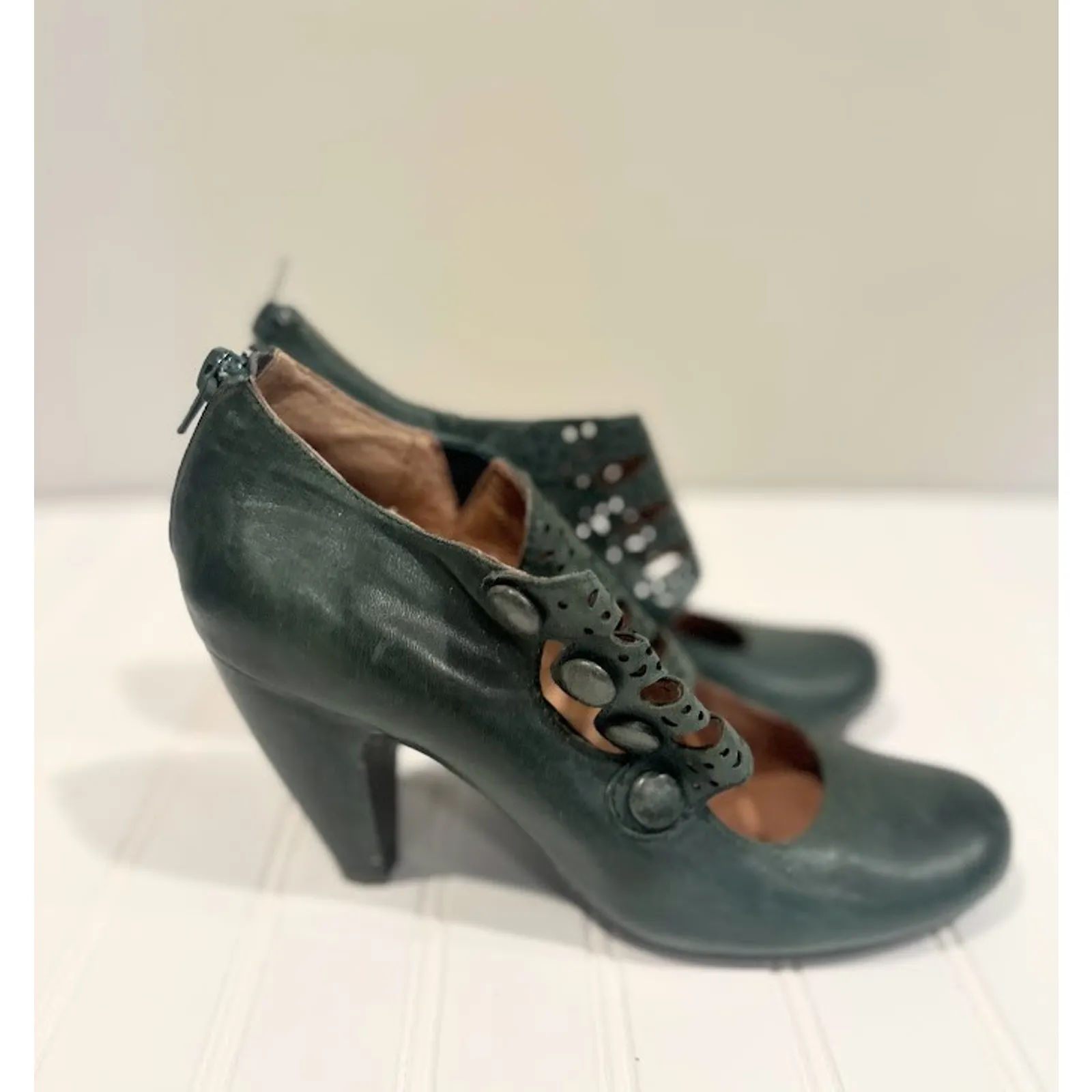 Miz Mooz Sharon Green Leather Retro Pumps Heels Back Zip Buttons Eyelets Size 9 - Image 4