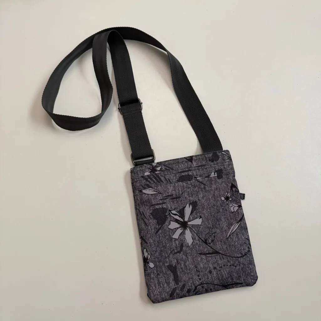 Dakine Purse Jive Crossbody Bag Floral Lightweight Pockets Travel Grey Black - Image 5