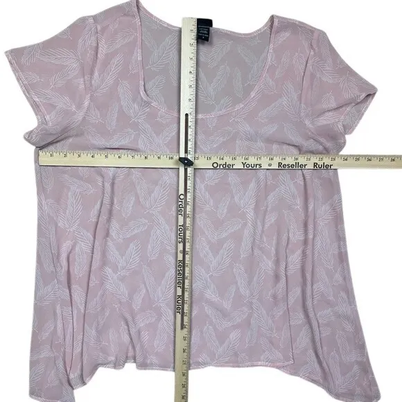 Torrid Pink Feather Print Chiffon Sharkbite Sheer Top Plus Size 2x‎ - Image 8