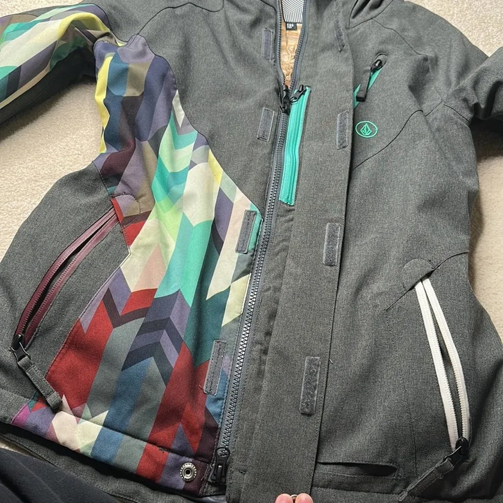 Volcom: Unique Slate Gray Geometric Fawn Snow Jacket - Image 9