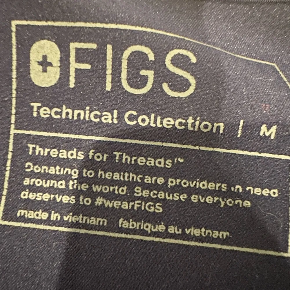 Like new by figs Casma Three-Pocket Scrub Top™ Navy Blue Women's V-Neck Top - Image 9