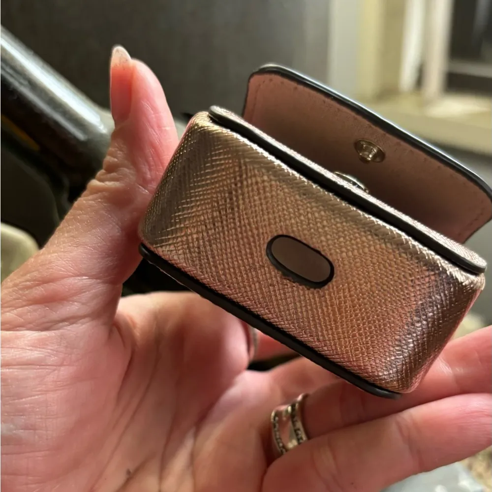 Authentic KATE SPADE  gold metallic snap AirPod case with keychain - Image 3