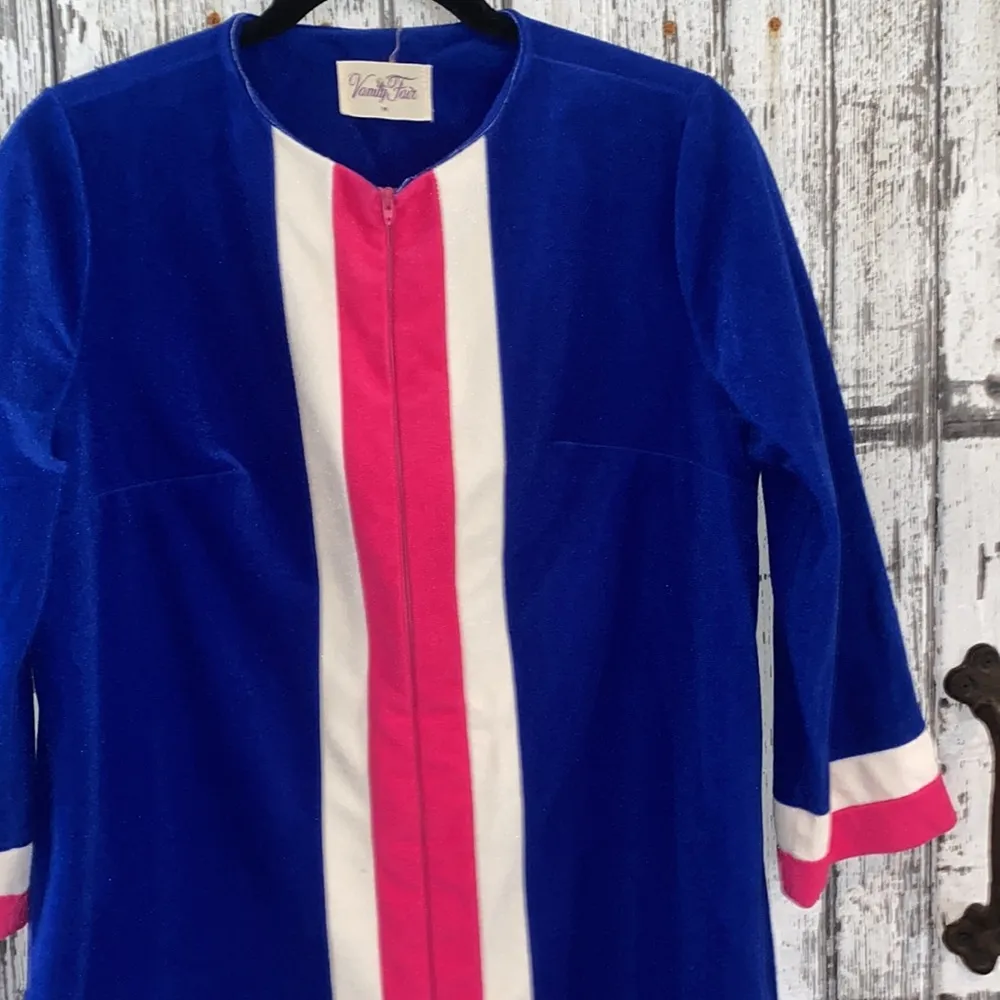 Vanity Fair vintage pink blue zip up front velour house dress - Image 2