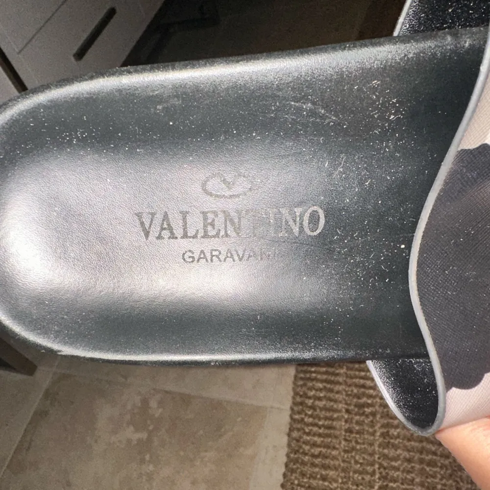 Valentino Camo Slides Never Worn size 41 Black - Image 4