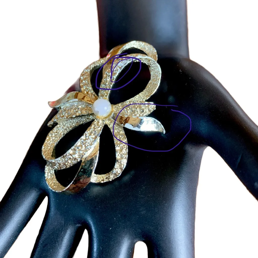 VINTAGE 1980'S GERRY'S GOLD TONE FAUX PEARL SIGNED BROOCH - Image 4