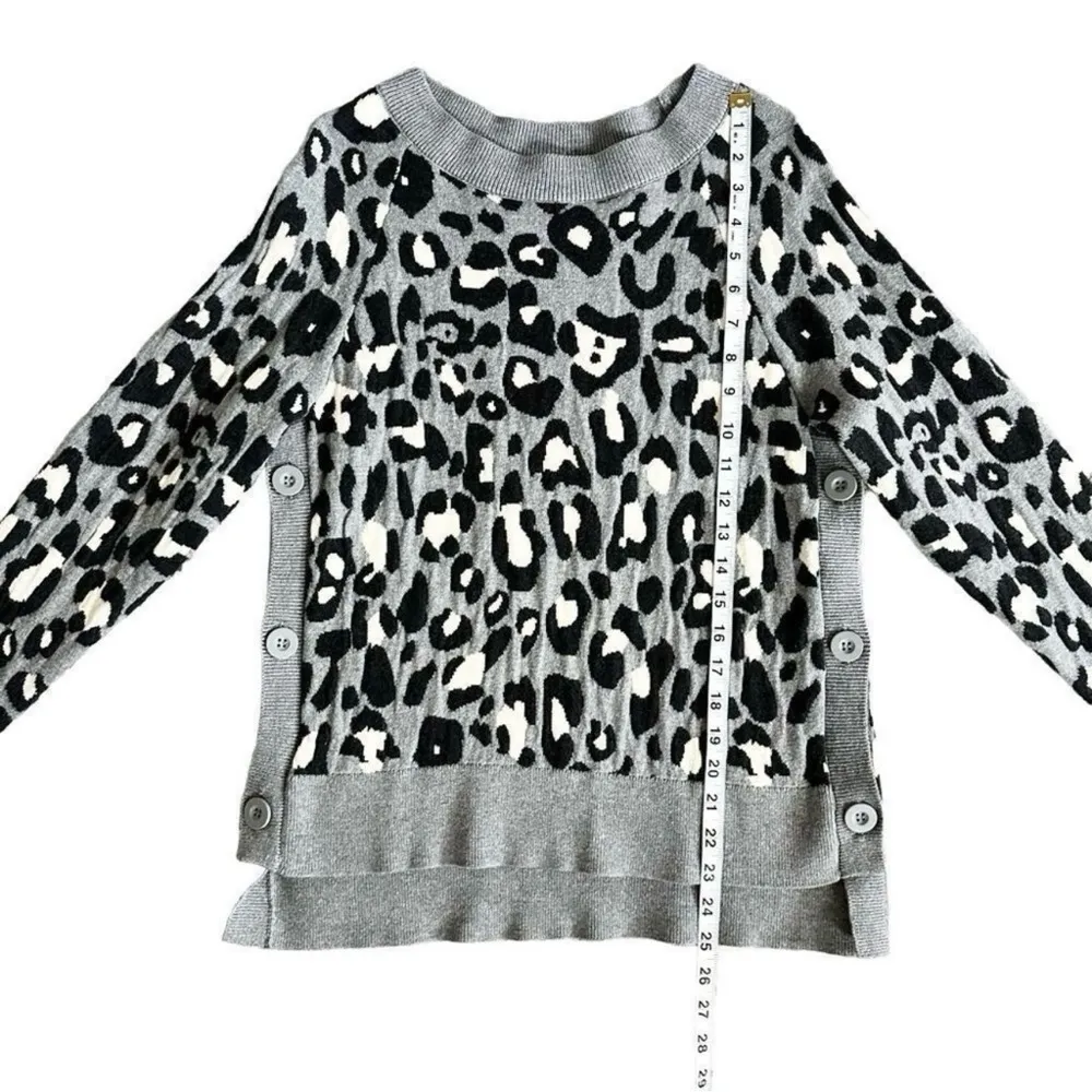 Stella & Dot Animal Print Ribbed Trim Side Button Closure Sweater Sz Medium - Image 10